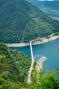 从高山顶看风景如画的绿松石湖图片