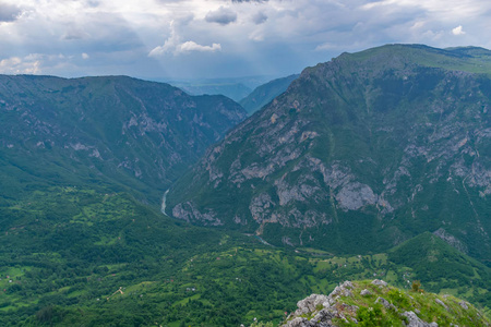 高山绿深峡谷全景