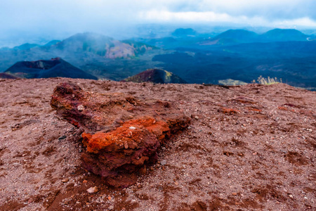 大自然抽象的红色熔岩石，在意大利西西里岛埃特纳斜坡上有火山石的细节。