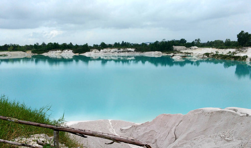 高岭土湖。 这个人把湖从一个采矿地洞里挖出来，位于印度尼西亚的拉雅村坦戎潘丹贝里通岛。