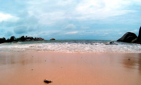 印尼白龙岛坦戎汀吉海滩。 开阔的大海的奇妙景色。 海滩有非常好和柔软的沙子，一个非常好的地方晒海滩。