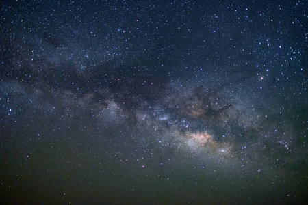 银河系在塔尔沙漠，Jaisalmer，印度。太空摄影。