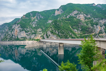 如诗如画的山湖横跨的大金属桥