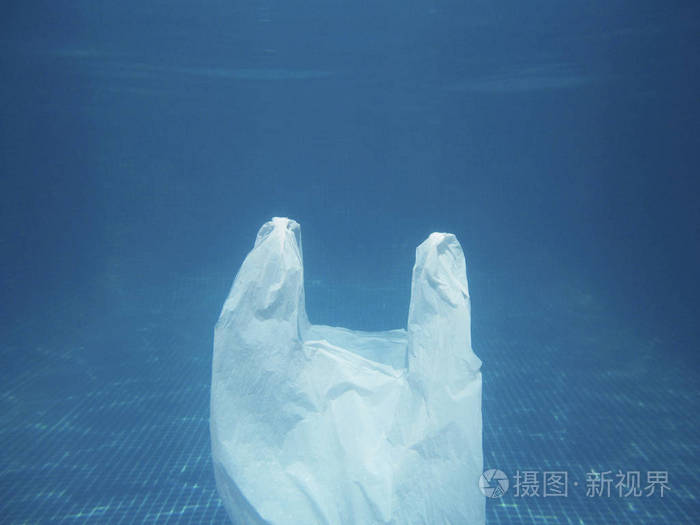 塑料袋漂浮在水中. 污染的环境. 回收垃圾