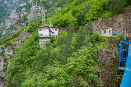 黑山北部白天的大型水坝