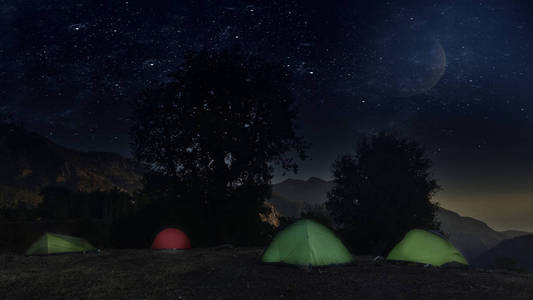 夜比武亚克在山上，米利昂星酒店在夜空下，红色的照明帐篷在阿尔卑斯山的通行证上
