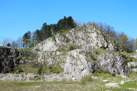捷克共和国斯特拉姆伯克附近的前石灰石采石场的岩石，旧遗址的复制品