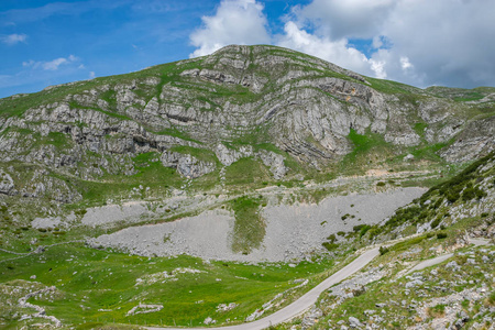 黑山共和国国家公园群山之间的风景如画的道路