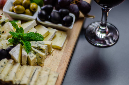 一套不同的奶酪放在木板上，奶酪板，美味的小吃，健康的，独家的食物奶酪套装。