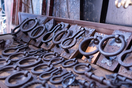 在摩洛哥马拉喀什市场上出售不同形状的老式门把手。古董