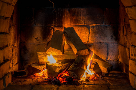 木头在家里舒适的壁炉里燃烧，保暖。