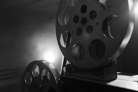 老式电影放映机。胶卷。又黑又白。静物，特写