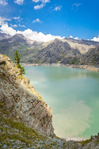 高山湖上的景观