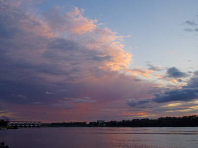 伏尔加河的夏季日落和乌格利希水电站大坝和水闸在俄罗斯的室外照明