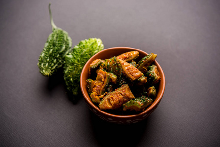 卡雷拉阿查尔苦瓜泡菜流行的印度食谱