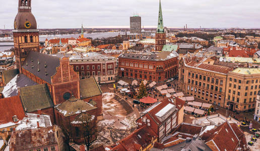 鸟瞰老城的屋顶与穹顶大教堂的塔和黑头的房子在冬季在里加。 拉脱维亚