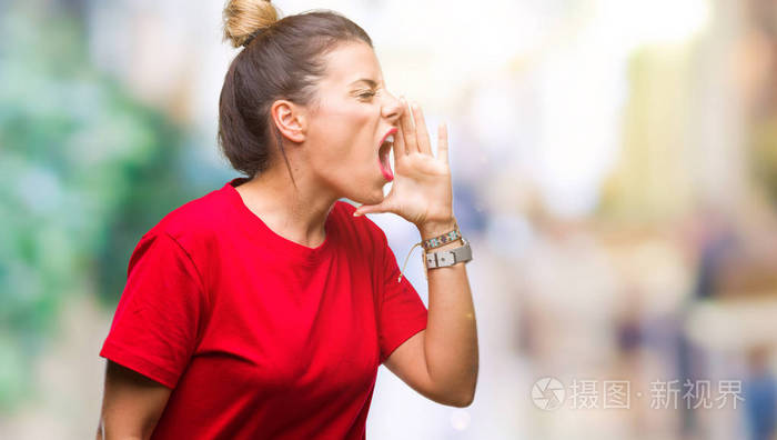 年轻漂亮的女人在孤立的背景上大声喊叫和尖叫,手在嘴