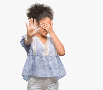 年轻的美国黑人妇女在孤立的背景上用手遮住眼睛，用悲伤和恐惧的表情做停止的手势。 尴尬和消极的概念。