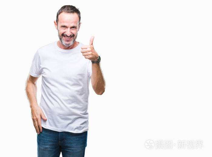 中年老人穿着白色t恤,在孤立的背景下,用手做快乐的竖起大拇指的手势.