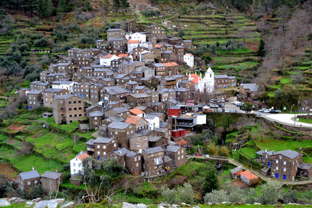 观，皮奥岛是葡萄牙中部山区的一个传统页岩村落，偏远村落