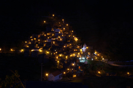 夜景，皮奥岛是葡萄牙中部山区的一个传统页岩村