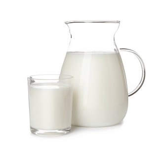一杯新鲜牛奶和一壶白牛奶图片