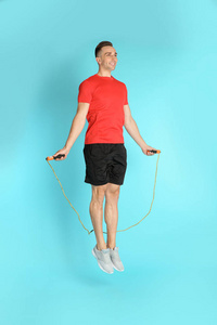 彩色背景下跳绳运动青年男子训练全长画像