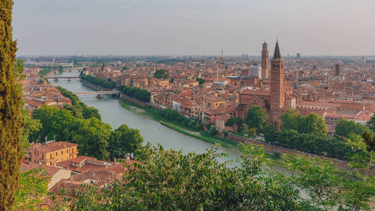 意大利维罗纳历史中心阿季格河的鸟瞰，圣安娜斯塔西娅教堂钟楼和兰伯特塔