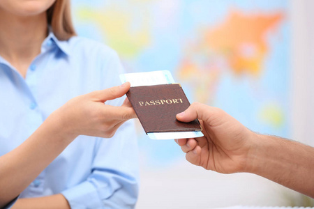 女经理给旅行社客户带护照的