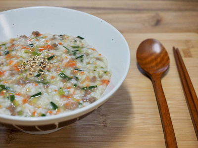 韩国食品牛肉和蔬菜米粥