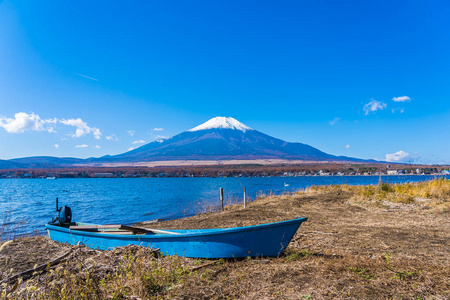 美丽的富士山景观，船环绕日本山明子湖