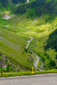 扎法拉山公路蛇纹石的夏景不错