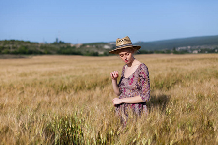 时尚女农民在小麦收获黑麦领域