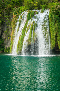 绿松石湖上的瀑布。 普利特维尔湖国家公园克罗地亚欧洲。