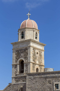 石质基督教东正教修道院钟楼在秋天阳光明媚的日子拉西提地区克里特岛希腊