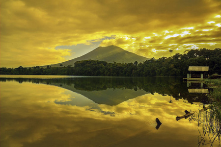 背景的帕乌湖的金色日落是梅兰金詹比的马苏莱山