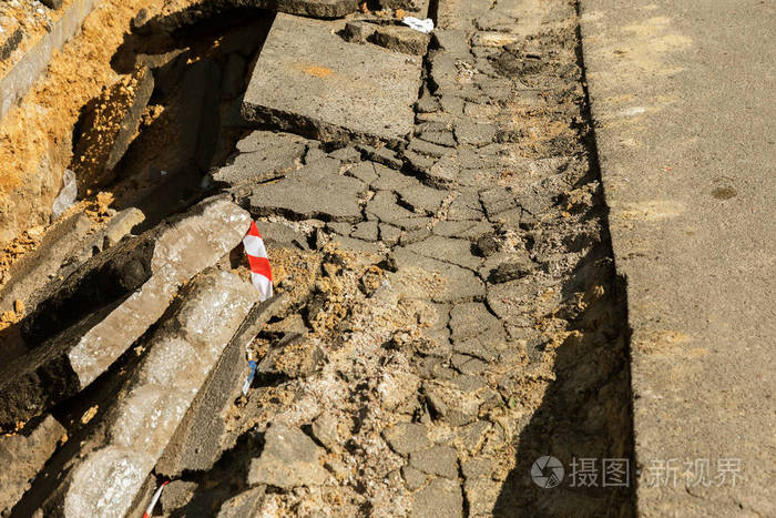 冬季冻融循环造成沥青路破损,路面坑洼. 糟糕的路.