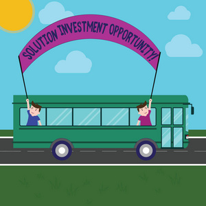 文字文字解决投资机会。商业战略的概念之前, 在进行业务两个孩子在校车内举行横幅坚持一日游