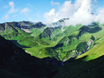 瑞士圣加伦州奥斯施维兹地区风景如画的牧场和山丘