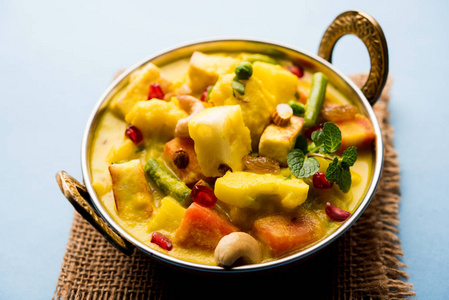 纳夫拉坦科玛是一种来自印度的丰富的奶油和美味的多来菜，字面意思是翻译成九种宝石咖喱。 宝石是构成咖喱的水果蔬菜和坚果。