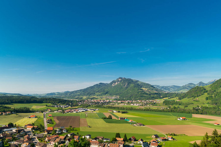 从瑞士弗里堡高山山麓的Gruyeres城堡Chateau de Gruyeres俯瞰壮观的全景