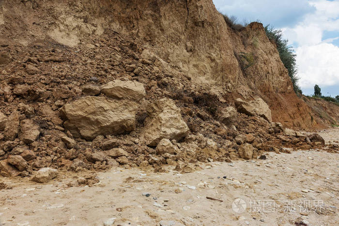 环境危险地区的山体滑坡 大层土挡路下降的大裂缝.