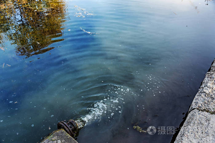 由于废水的流失,湖水表面的脏油受到污染. 在湖边洗车后发现油.