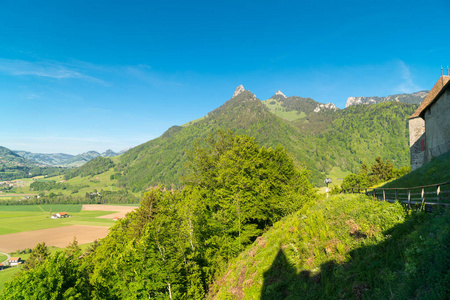 从瑞士弗里堡高山山麓的Gruyeres城堡Chateau de Gruyeres俯瞰壮观的全景