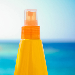 沙滩上的防晒乳液夏季，护肤和美容的概念，优雅的视觉