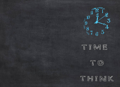 在蓝色背景下思考带有文字的时钟意味着商业概念的时间