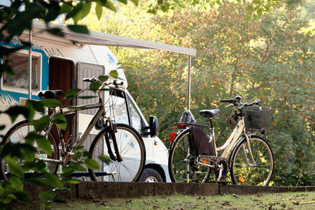 意大利巴西斯波德内，一个风景如画的地方，露营旅游停车场，由汽车和自行车组成