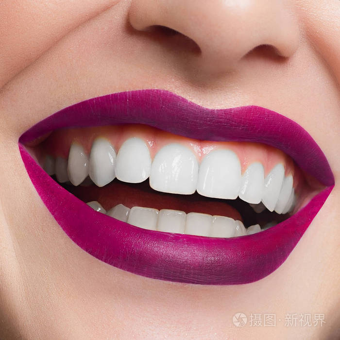 美丽的微笑,美白牙齿. 牙科照片. 完美女性唇膏的宏观