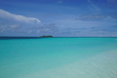 从马尔代夫的一个岛屿看海洋