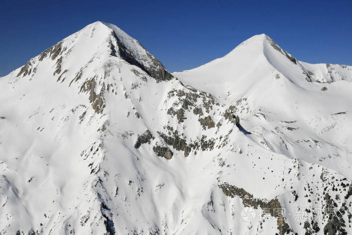 冬天的风景,山上覆盖着雪,从托多尔卡峰俯瞰皮林山景,保加利亚.